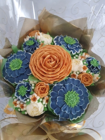 "Small Deluxe Bouquet in Navy and Gold"
