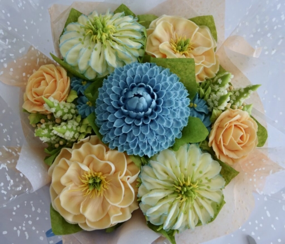 "Small Deluxe Cupcake Bouquet Peach, Baby Blue"