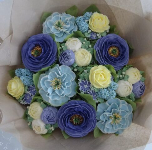 "Deluxe Medium Cupcake Bouquet in Purple, Blue, Lemon"