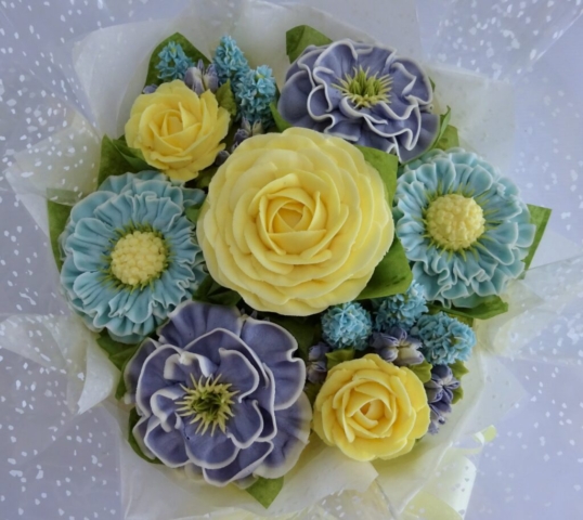 "Small Deluxe Cupcake Bouquet Lilac, Lemon, Blue"