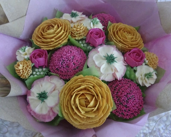 "Deluxe Medium Bouquet in Deep Pink, Gold, White"