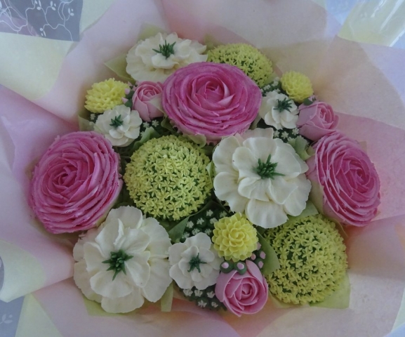 "Deluxe Medium Bouquet in Lemon, Pink, White"