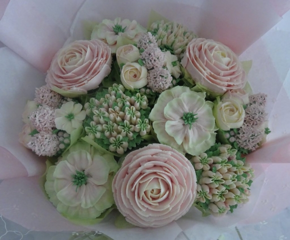 "Deluxe Medium Bouquet in Blush and Green"