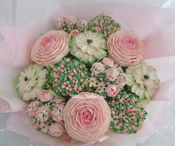 "Medium Deluxe Bouquet in Blush and Green"