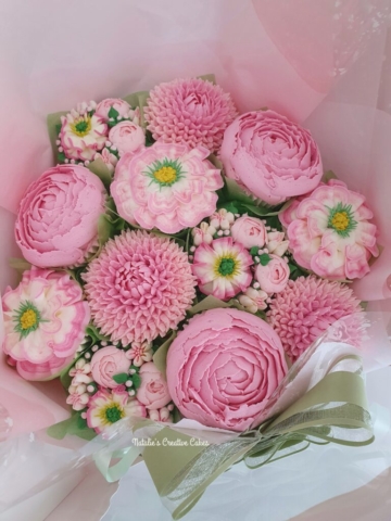 "Medium Deluxe Bouquet in Pinks"