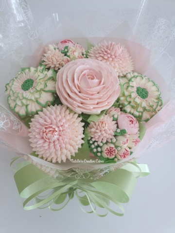 "Small Deluxe Bouquet Blush"